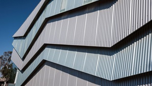 The cladding is LYSAGHT CUSTOM ORB® profile made from COLORBOND® steel in the colours Axis® and Conservatory®, which alternate vertically on the northern face.